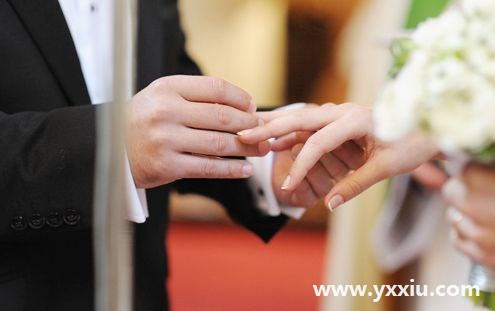 如何挑选合适的婚戒 如何挑选合适的婚戒